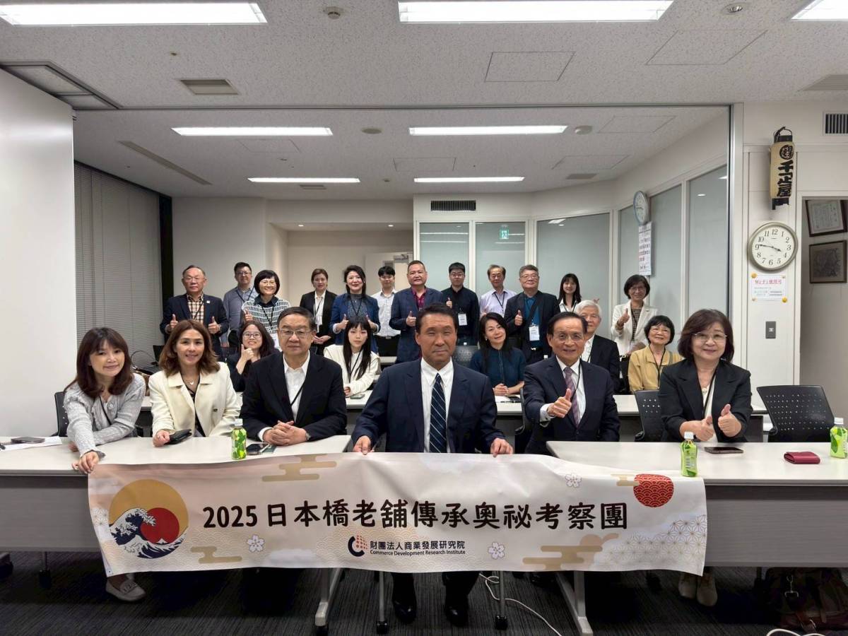 許添財率團　考察日本橋老舖