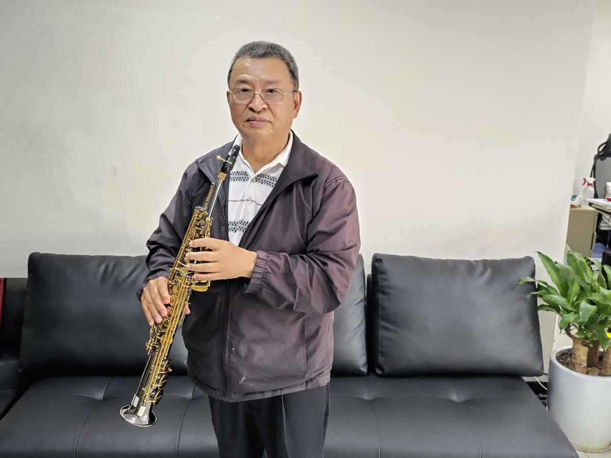 李自中寫詩作詞曲　不是吹的