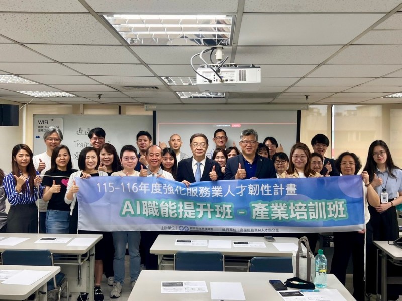 王建彬銳意經營　AI實戰班爆紅